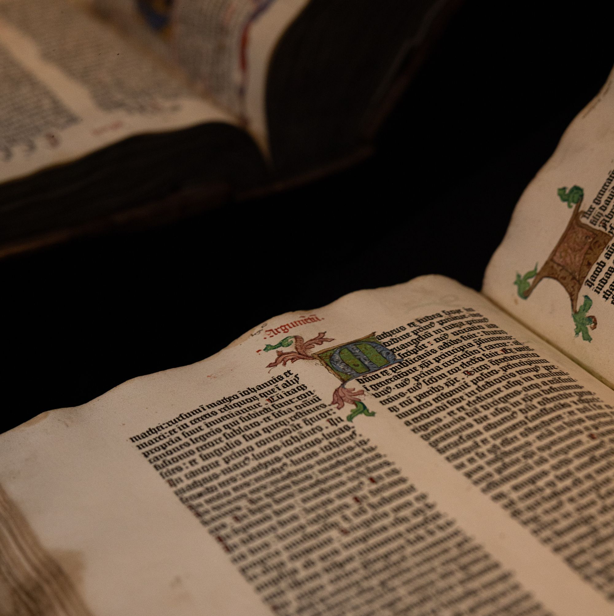 Sala tesoro del Museo de Gutenberg. Vista de las Biblias de Gutenberg B42. 