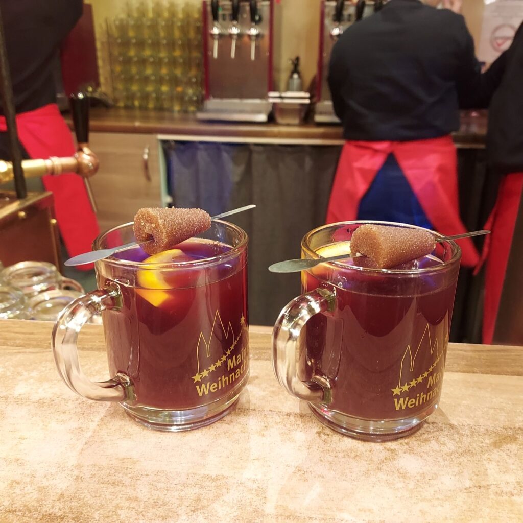 Glühwein. Mercadillo de Navidad en Mainz. Feuerzangebowle