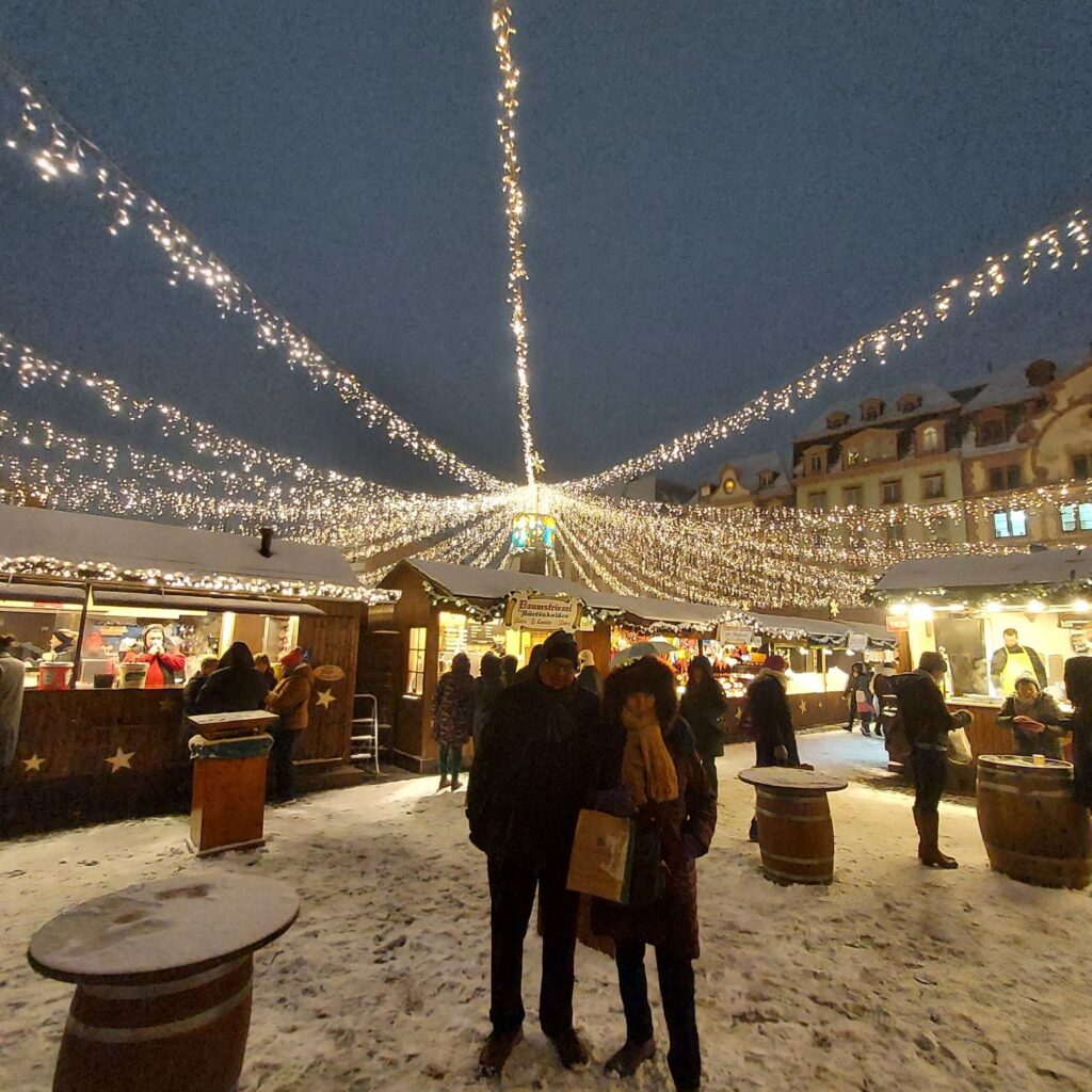 Vista del mercado nevado. Diciembre 2023. Mercadillo de Navidad en Mainz